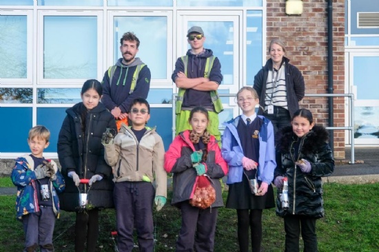 Manorside Academy pupils plant hundreds of daffodil bulbs